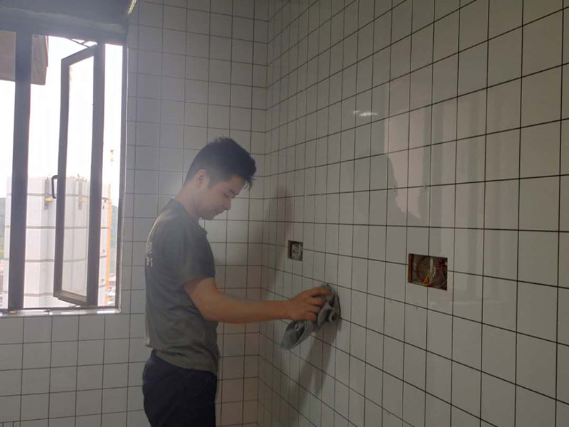 廚房小方磚鋪貼：鋪貼前，先將所鋪平面表面的塵土、雜物等徹底清掃干凈，平面不能有空鼓、開裂和起砂等現(xiàn)象，如果存在這些現(xiàn)象，要先進(jìn)行修復(fù)處理，在鋪設(shè)瓷磚。鋪設(shè)墻磚施工前，要先在墻體四周彈出標(biāo)高控制線。鋪設(shè)地磚施工前，要先在地面彈出十字線，從而控制地磚分隔尺寸。瓷磚的鋪貼，要選用1:3干硬性水泥砂漿，砂漿的厚度要在25mm左右。把瓷磚按照要求放在水泥砂漿上，用橡皮錘輕輕敲擊瓷磚的表面，直至瓷磚鋪貼平整。鋪貼完瓷磚后，要進(jìn)行勾縫處理，先清理干凈瓷磚縫隙里的雜質(zhì)，再用專用填縫劑進(jìn)行勾縫處理。鋪貼瓷磚的過程中，可以一邊鋪貼，一邊進(jìn)行簡單的清理。在鋪貼完24小時(shí)后，再用棉布等對(duì)瓷磚的表面再進(jìn)行一次清理。