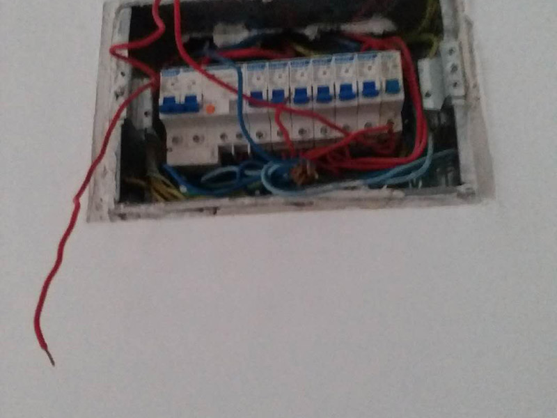 電路檢查維修:觀察。高手不僅看電路板的外觀，還常常積累一些電路組成，電路板年限，接口外設(shè)等經(jīng)驗(yàn)。有什么好處？維修中可以減少失誤，尤其在維修過程中各種方法都使完卻沒有發(fā)現(xiàn)故障時。詳細(xì)詢問設(shè)備管理人員該電路板的詳細(xì)情況，越詳細(xì)越好。建立大量的數(shù)據(jù)再做分析和測試，然后再確定。檢驗(yàn)是必須要做的工作，也是最花費(fèi)時間的工作。千萬不要以剛維修過的經(jīng)驗(yàn)做論點(diǎn)先入為主，更不可有些似似而非的觀點(diǎn)留下來。