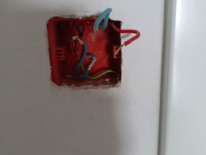 電路檢查維修:觀察。高手不僅看電路板的外觀，還常常積累一些電路組成，電路板年限，接口外設(shè)等經(jīng)驗(yàn)。有什么好處？維修中可以減少失誤，尤其在維修過程中各種方法都使完卻沒有發(fā)現(xiàn)故障時。詳細(xì)詢問設(shè)備管理人員該電路板的詳細(xì)情況，越詳細(xì)越好。建立大量的數(shù)據(jù)再做分析和測試，然后再確定。檢驗(yàn)是必須要做的工作，也是最花費(fèi)時間的工作。千萬不要以剛維修過的經(jīng)驗(yàn)做論點(diǎn)先入為主，更不可有些似似而非的觀點(diǎn)留下來。