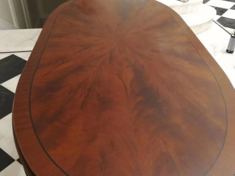 家具翻新打蠟：首先要去除家具表面的灰塵，在打掃灰塵時(shí)，一定要用兩塊潔凈的棉布，一是潤濕的，二是干的。先用潤濕的棉布將其表面干凈，再用干的棉布將那些水漬擦干?；覊m一定要弄干凈，不然在上蠟時(shí)，有灰塵會加大棉布與木質(zhì)家具之間的摩擦，將其表面損壞。 木制家具若是以前上過蠟的，先將原蠟去除。在去除時(shí)一定要小心，應(yīng)該用用溫性的清潔劑或者淡淡的非堿性肥皂水，將表面擦拭干凈，尤其要注意家具的一些縫隙要講它們的灰塵處理干凈，還有一些表面有一點(diǎn)損壞的，一定要小心再小心的處理，不然再次上蠟后會影響他的光澤度。 在處理木制家具的原蠟后，就該將家具表面重新上蠟了，先將準(zhǔn)備好的蠟涂在潔凈的棉布上，注意蠟的用量，以免用量過多，導(dǎo)致蠟在木制家具的表面涂抹不勻。然后將涂有蠟的棉布順著木材的紋理方向給家具上蠟，上蠟時(shí)，要掌握由淺入深、由點(diǎn)及面的原則，循序漸進(jìn)，均勻上蠟。等到把蠟全部上好就可以了。