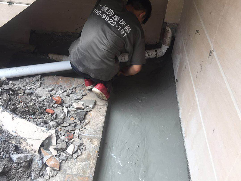 露臺(tái)防水維修：1、在露臺(tái)防水施工過程中應(yīng)當(dāng)使用相應(yīng)的涂膜防水材料，而且所使用的防水材料應(yīng)當(dāng)符合于國家的相關(guān)規(guī)定，并且具有商品相應(yīng)的合格證書;在進(jìn)行露臺(tái)防水材料的施工過程中，其表面應(yīng)當(dāng)保持平坦，不可以有空鼓及開裂等現(xiàn)象，其底層的含水率同時(shí)也需要達(dá)到標(biāo)準(zhǔn)。  2、對于防水層的設(shè)計(jì)應(yīng)當(dāng)從地面一直延伸到墻面，在露臺(tái)防水材料的施工過程中應(yīng)當(dāng)與順流水方向搭接，可以采用兩層以上的玻纖布來進(jìn)行上下的搭接；再者就是保護(hù)層的水泥砂漿的厚度與強(qiáng)度也必須符合規(guī)定，在施工過程中嚴(yán)禁損壞防水層，而且要做好排水的疏通工作，不可以有積水倒坡的情況。