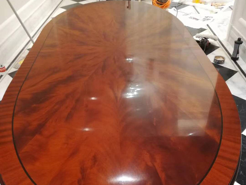 家具翻新打蠟：首先要去除家具表面的灰塵，在打掃灰塵時(shí)，一定要用兩塊潔凈的棉布，一是潤濕的，二是干的。先用潤濕的棉布將其表面干凈，再用干的棉布將那些水漬擦干。灰塵一定要弄干凈，不然在上蠟時(shí)，有灰塵會加大棉布與木質(zhì)家具之間的摩擦，將其表面損壞。 木制家具若是以前上過蠟的，先將原蠟去除。在去除時(shí)一定要小心，應(yīng)該用用溫性的清潔劑或者淡淡的非堿性肥皂水，將表面擦拭干凈，尤其要注意家具的一些縫隙要講它們的灰塵處理干凈，還有一些表面有一點(diǎn)損壞的，一定要小心再小心的處理，不然再次上蠟后會影響他的光澤度。 在處理木制家具的原蠟后，就該將家具表面重新上蠟了，先將準(zhǔn)備好的蠟涂在潔凈的棉布上，注意蠟的用量，以免用量過多，導(dǎo)致蠟在木制家具的表面涂抹不勻。然后將涂有蠟的棉布順著木材的紋理方向給家具上蠟，上蠟時(shí)，要掌握由淺入深、由點(diǎn)及面的原則，循序漸進(jìn)，均勻上蠟。等到把蠟全部上好就可以了。