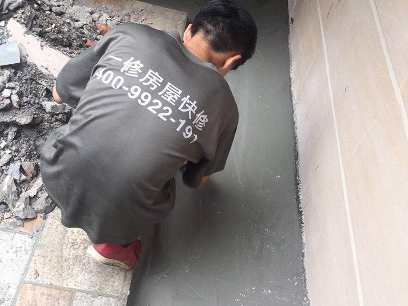 露臺(tái)防水維修：1、在露臺(tái)防水施工過程中應(yīng)當(dāng)使用相應(yīng)的涂膜防水材料，而且所使用的防水材料應(yīng)當(dāng)符合于國家的相關(guān)規(guī)定，并且具有商品相應(yīng)的合格證書;在進(jìn)行露臺(tái)防水材料的施工過程中，其表面應(yīng)當(dāng)保持平坦，不可以有空鼓及開裂等現(xiàn)象，其底層的含水率同時(shí)也需要達(dá)到標(biāo)準(zhǔn)。  2、對于防水層的設(shè)計(jì)應(yīng)當(dāng)從地面一直延伸到墻面，在露臺(tái)防水材料的施工過程中應(yīng)當(dāng)與順流水方向搭接，可以采用兩層以上的玻纖布來進(jìn)行上下的搭接；再者就是保護(hù)層的水泥砂漿的厚度與強(qiáng)度也必須符合規(guī)定，在施工過程中嚴(yán)禁損壞防水層，而且要做好排水的疏通工作，不可以有積水倒坡的情況。