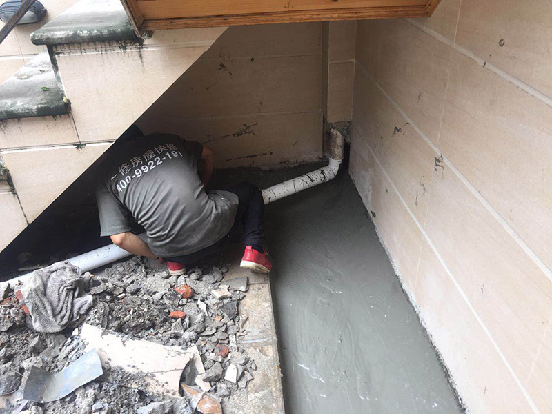 露臺(tái)防水維修：1、在露臺(tái)防水施工過程中應(yīng)當(dāng)使用相應(yīng)的涂膜防水材料，而且所使用的防水材料應(yīng)當(dāng)符合于國家的相關(guān)規(guī)定，并且具有商品相應(yīng)的合格證書;在進(jìn)行露臺(tái)防水材料的施工過程中，其表面應(yīng)當(dāng)保持平坦，不可以有空鼓及開裂等現(xiàn)象，其底層的含水率同時(shí)也需要達(dá)到標(biāo)準(zhǔn)。  2、對于防水層的設(shè)計(jì)應(yīng)當(dāng)從地面一直延伸到墻面，在露臺(tái)防水材料的施工過程中應(yīng)當(dāng)與順流水方向搭接，可以采用兩層以上的玻纖布來進(jìn)行上下的搭接；再者就是保護(hù)層的水泥砂漿的厚度與強(qiáng)度也必須符合規(guī)定，在施工過程中嚴(yán)禁損壞防水層，而且要做好排水的疏通工作，不可以有積水倒坡的情況。