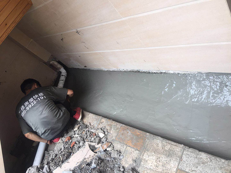 露臺(tái)防水維修：1、在露臺(tái)防水施工過程中應(yīng)當(dāng)使用相應(yīng)的涂膜防水材料，而且所使用的防水材料應(yīng)當(dāng)符合于國家的相關(guān)規(guī)定，并且具有商品相應(yīng)的合格證書;在進(jìn)行露臺(tái)防水材料的施工過程中，其表面應(yīng)當(dāng)保持平坦，不可以有空鼓及開裂等現(xiàn)象，其底層的含水率同時(shí)也需要達(dá)到標(biāo)準(zhǔn)。  2、對于防水層的設(shè)計(jì)應(yīng)當(dāng)從地面一直延伸到墻面，在露臺(tái)防水材料的施工過程中應(yīng)當(dāng)與順流水方向搭接，可以采用兩層以上的玻纖布來進(jìn)行上下的搭接；再者就是保護(hù)層的水泥砂漿的厚度與強(qiáng)度也必須符合規(guī)定，在施工過程中嚴(yán)禁損壞防水層，而且要做好排水的疏通工作，不可以有積水倒坡的情況。