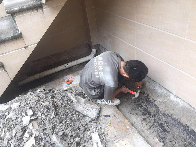 露臺(tái)防水維修：1、在露臺(tái)防水施工過程中應(yīng)當(dāng)使用相應(yīng)的涂膜防水材料，而且所使用的防水材料應(yīng)當(dāng)符合于國家的相關(guān)規(guī)定，并且具有商品相應(yīng)的合格證書;在進(jìn)行露臺(tái)防水材料的施工過程中，其表面應(yīng)當(dāng)保持平坦，不可以有空鼓及開裂等現(xiàn)象，其底層的含水率同時(shí)也需要達(dá)到標(biāo)準(zhǔn)。  2、對于防水層的設(shè)計(jì)應(yīng)當(dāng)從地面一直延伸到墻面，在露臺(tái)防水材料的施工過程中應(yīng)當(dāng)與順流水方向搭接，可以采用兩層以上的玻纖布來進(jìn)行上下的搭接；再者就是保護(hù)層的水泥砂漿的厚度與強(qiáng)度也必須符合規(guī)定，在施工過程中嚴(yán)禁損壞防水層，而且要做好排水的疏通工作，不可以有積水倒坡的情況。