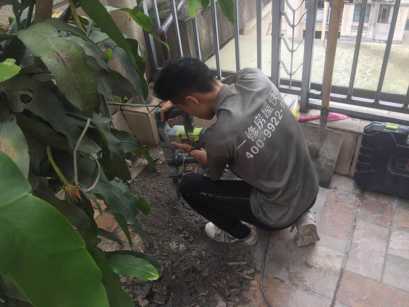 露臺(tái)防水維修：1、在露臺(tái)防水施工過程中應(yīng)當(dāng)使用相應(yīng)的涂膜防水材料，而且所使用的防水材料應(yīng)當(dāng)符合于國家的相關(guān)規(guī)定，并且具有商品相應(yīng)的合格證書;在進(jìn)行露臺(tái)防水材料的施工過程中，其表面應(yīng)當(dāng)保持平坦，不可以有空鼓及開裂等現(xiàn)象，其底層的含水率同時(shí)也需要達(dá)到標(biāo)準(zhǔn)。  2、對于防水層的設(shè)計(jì)應(yīng)當(dāng)從地面一直延伸到墻面，在露臺(tái)防水材料的施工過程中應(yīng)當(dāng)與順流水方向搭接，可以采用兩層以上的玻纖布來進(jìn)行上下的搭接；再者就是保護(hù)層的水泥砂漿的厚度與強(qiáng)度也必須符合規(guī)定，在施工過程中嚴(yán)禁損壞防水層，而且要做好排水的疏通工作，不可以有積水倒坡的情況。