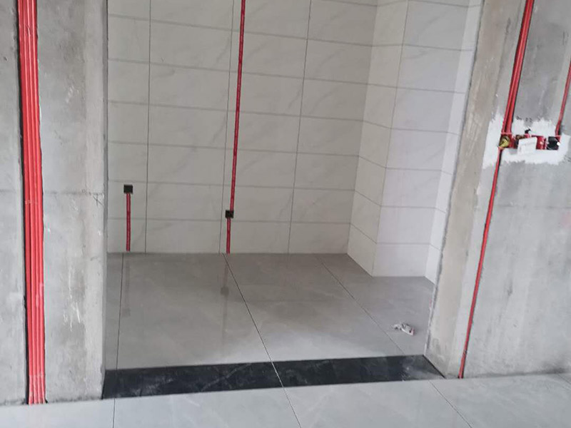 全屋電路走線：一、開槽不能太用力，工人需要按照電路圖的指示，在墻地面相應(yīng)的位置開槽，千萬不能進(jìn)行盲目施工或者隨意開槽埋管，以免破壞承重墻。另外，槽道的轉(zhuǎn)角處要做好圓角處理，以防轉(zhuǎn)角處尖銳的直角刮破穿線管。 二、電線一定要穿管 電線不能直接埋入墻內(nèi)，一定要穿過PVC管，否則就容易老化與損壞，而且后期維修起來也比較困難。也就是說，不把墻體重新鑿開，都無法對(duì)電線進(jìn)行更換。 三、一根管內(nèi)電線不能太多一根管道中的電線，不能超過管道橫截面積的40%。一般一根管道內(nèi)可以傳入三根電線，如果電線太多，不僅會(huì)影響管道的正常使用壽命，而且還會(huì)增加安全隱患。 四、強(qiáng)弱電線要分開 強(qiáng)電的管道不能與弱電的管道位于同一個(gè)凹槽內(nèi)。強(qiáng)電線更是不能與弱電線穿進(jìn)同一根管道內(nèi)，否則強(qiáng)電線通電時(shí)產(chǎn)生的電磁波會(huì)對(duì)弱電信號(hào)產(chǎn)生很大的影響。另外，如果強(qiáng)電線管道與弱電線管道相交了，那就需要用鋁箔紙包裹住兩者的相交部分。五、強(qiáng)弱電要分色區(qū)別在電路改造</a>時(shí)，火線、零線和接地線應(yīng)該用不同顏色的電線來表示。一般情況下，火線用紅色或黑色的線表示，零線用綠色或藍(lán)色的線表示，接地線用黃綠相間的雙色線表示。另外，強(qiáng)電和弱電的穿線管也要注意顏色區(qū)分，強(qiáng)電的穿線管通常使用紅色的管子，弱電的穿線管使用綠色或藍(lán)色的管子。 六、管道內(nèi)要無接頭，電線線路需要彎曲或分支時(shí)，一定要使用專門的彎頭和護(hù)套盒進(jìn)行連接。如果電線不夠長，要在護(hù)套盒內(nèi)連接，從而保證穿線管內(nèi)的電線沒有接頭。