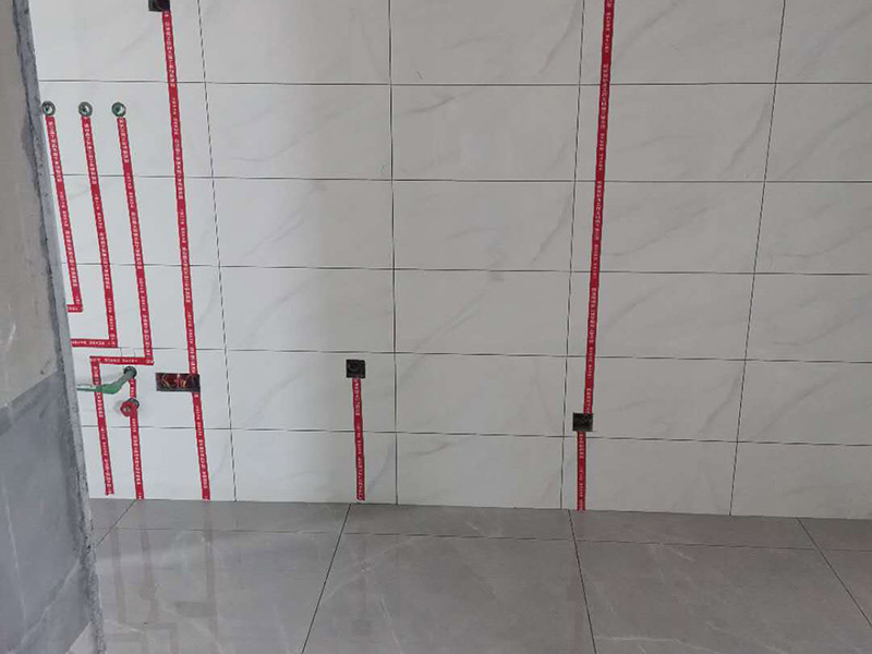 全屋電路走線：一、開槽不能太用力，工人需要按照電路圖的指示，在墻地面相應(yīng)的位置開槽，千萬不能進(jìn)行盲目施工或者隨意開槽埋管，以免破壞承重墻。另外，槽道的轉(zhuǎn)角處要做好圓角處理，以防轉(zhuǎn)角處尖銳的直角刮破穿線管。 二、電線一定要穿管 電線不能直接埋入墻內(nèi)，一定要穿過PVC管，否則就容易老化與損壞，而且后期維修起來也比較困難。也就是說，不把墻體重新鑿開，都無法對(duì)電線進(jìn)行更換。 三、一根管內(nèi)電線不能太多一根管道中的電線，不能超過管道橫截面積的40%。一般一根管道內(nèi)可以傳入三根電線，如果電線太多，不僅會(huì)影響管道的正常使用壽命，而且還會(huì)增加安全隱患。 四、強(qiáng)弱電線要分開 強(qiáng)電的管道不能與弱電的管道位于同一個(gè)凹槽內(nèi)。強(qiáng)電線更是不能與弱電線穿進(jìn)同一根管道內(nèi)，否則強(qiáng)電線通電時(shí)產(chǎn)生的電磁波會(huì)對(duì)弱電信號(hào)產(chǎn)生很大的影響。另外，如果強(qiáng)電線管道與弱電線管道相交了，那就需要用鋁箔紙包裹住兩者的相交部分。五、強(qiáng)弱電要分色區(qū)別在電路改造</a>時(shí)，火線、零線和接地線應(yīng)該用不同顏色的電線來表示。一般情況下，火線用紅色或黑色的線表示，零線用綠色或藍(lán)色的線表示，接地線用黃綠相間的雙色線表示。另外，強(qiáng)電和弱電的穿線管也要注意顏色區(qū)分，強(qiáng)電的穿線管通常使用紅色的管子，弱電的穿線管使用綠色或藍(lán)色的管子。 六、管道內(nèi)要無接頭，電線線路需要彎曲或分支時(shí)，一定要使用專門的彎頭和護(hù)套盒進(jìn)行連接。如果電線不夠長，要在護(hù)套盒內(nèi)連接，從而保證穿線管內(nèi)的電線沒有接頭。