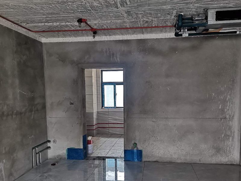 全屋電路走線：一、開槽不能太用力，工人需要按照電路圖的指示，在墻地面相應(yīng)的位置開槽，千萬不能進(jìn)行盲目施工或者隨意開槽埋管，以免破壞承重墻。另外，槽道的轉(zhuǎn)角處要做好圓角處理，以防轉(zhuǎn)角處尖銳的直角刮破穿線管。 二、電線一定要穿管 電線不能直接埋入墻內(nèi)，一定要穿過PVC管，否則就容易老化與損壞，而且后期維修起來也比較困難。也就是說，不把墻體重新鑿開，都無法對(duì)電線進(jìn)行更換。 三、一根管內(nèi)電線不能太多一根管道中的電線，不能超過管道橫截面積的40%。一般一根管道內(nèi)可以傳入三根電線，如果電線太多，不僅會(huì)影響管道的正常使用壽命，而且還會(huì)增加安全隱患。 四、強(qiáng)弱電線要分開 強(qiáng)電的管道不能與弱電的管道位于同一個(gè)凹槽內(nèi)。強(qiáng)電線更是不能與弱電線穿進(jìn)同一根管道內(nèi)，否則強(qiáng)電線通電時(shí)產(chǎn)生的電磁波會(huì)對(duì)弱電信號(hào)產(chǎn)生很大的影響。另外，如果強(qiáng)電線管道與弱電線管道相交了，那就需要用鋁箔紙包裹住兩者的相交部分。五、強(qiáng)弱電要分色區(qū)別在電路改造</a>時(shí)，火線、零線和接地線應(yīng)該用不同顏色的電線來表示。一般情況下，火線用紅色或黑色的線表示，零線用綠色或藍(lán)色的線表示，接地線用黃綠相間的雙色線表示。另外，強(qiáng)電和弱電的穿線管也要注意顏色區(qū)分，強(qiáng)電的穿線管通常使用紅色的管子，弱電的穿線管使用綠色或藍(lán)色的管子。 六、管道內(nèi)要無接頭，電線線路需要彎曲或分支時(shí)，一定要使用專門的彎頭和護(hù)套盒進(jìn)行連接。如果電線不夠長，要在護(hù)套盒內(nèi)連接，從而保證穿線管內(nèi)的電線沒有接頭。
