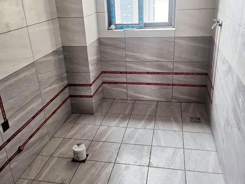 全屋電路走線：一、開槽不能太用力，工人需要按照電路圖的指示，在墻地面相應(yīng)的位置開槽，千萬不能進(jìn)行盲目施工或者隨意開槽埋管，以免破壞承重墻。另外，槽道的轉(zhuǎn)角處要做好圓角處理，以防轉(zhuǎn)角處尖銳的直角刮破穿線管。 二、電線一定要穿管 電線不能直接埋入墻內(nèi)，一定要穿過PVC管，否則就容易老化與損壞，而且后期維修起來也比較困難。也就是說，不把墻體重新鑿開，都無法對(duì)電線進(jìn)行更換。 三、一根管內(nèi)電線不能太多一根管道中的電線，不能超過管道橫截面積的40%。一般一根管道內(nèi)可以傳入三根電線，如果電線太多，不僅會(huì)影響管道的正常使用壽命，而且還會(huì)增加安全隱患。 四、強(qiáng)弱電線要分開 強(qiáng)電的管道不能與弱電的管道位于同一個(gè)凹槽內(nèi)。強(qiáng)電線更是不能與弱電線穿進(jìn)同一根管道內(nèi)，否則強(qiáng)電線通電時(shí)產(chǎn)生的電磁波會(huì)對(duì)弱電信號(hào)產(chǎn)生很大的影響。另外，如果強(qiáng)電線管道與弱電線管道相交了，那就需要用鋁箔紙包裹住兩者的相交部分。五、強(qiáng)弱電要分色區(qū)別在電路改造</a>時(shí)，火線、零線和接地線應(yīng)該用不同顏色的電線來表示。一般情況下，火線用紅色或黑色的線表示，零線用綠色或藍(lán)色的線表示，接地線用黃綠相間的雙色線表示。另外，強(qiáng)電和弱電的穿線管也要注意顏色區(qū)分，強(qiáng)電的穿線管通常使用紅色的管子，弱電的穿線管使用綠色或藍(lán)色的管子。 六、管道內(nèi)要無接頭，電線線路需要彎曲或分支時(shí)，一定要使用專門的彎頭和護(hù)套盒進(jìn)行連接。如果電線不夠長，要在護(hù)套盒內(nèi)連接，從而保證穿線管內(nèi)的電線沒有接頭。