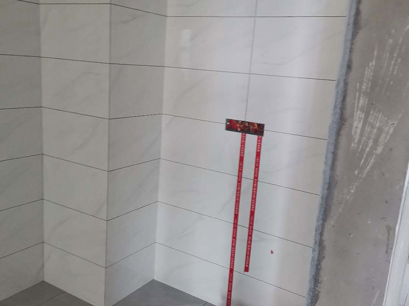 全屋電路走線：一、開槽不能太用力，工人需要按照電路圖的指示，在墻地面相應(yīng)的位置開槽，千萬不能進(jìn)行盲目施工或者隨意開槽埋管，以免破壞承重墻。另外，槽道的轉(zhuǎn)角處要做好圓角處理，以防轉(zhuǎn)角處尖銳的直角刮破穿線管。 二、電線一定要穿管 電線不能直接埋入墻內(nèi)，一定要穿過PVC管，否則就容易老化與損壞，而且后期維修起來也比較困難。也就是說，不把墻體重新鑿開，都無法對(duì)電線進(jìn)行更換。 三、一根管內(nèi)電線不能太多一根管道中的電線，不能超過管道橫截面積的40%。一般一根管道內(nèi)可以傳入三根電線，如果電線太多，不僅會(huì)影響管道的正常使用壽命，而且還會(huì)增加安全隱患。 四、強(qiáng)弱電線要分開 強(qiáng)電的管道不能與弱電的管道位于同一個(gè)凹槽內(nèi)。強(qiáng)電線更是不能與弱電線穿進(jìn)同一根管道內(nèi)，否則強(qiáng)電線通電時(shí)產(chǎn)生的電磁波會(huì)對(duì)弱電信號(hào)產(chǎn)生很大的影響。另外，如果強(qiáng)電線管道與弱電線管道相交了，那就需要用鋁箔紙包裹住兩者的相交部分。五、強(qiáng)弱電要分色區(qū)別在電路改造</a>時(shí)，火線、零線和接地線應(yīng)該用不同顏色的電線來表示。一般情況下，火線用紅色或黑色的線表示，零線用綠色或藍(lán)色的線表示，接地線用黃綠相間的雙色線表示。另外，強(qiáng)電和弱電的穿線管也要注意顏色區(qū)分，強(qiáng)電的穿線管通常使用紅色的管子，弱電的穿線管使用綠色或藍(lán)色的管子。 六、管道內(nèi)要無接頭，電線線路需要彎曲或分支時(shí)，一定要使用專門的彎頭和護(hù)套盒進(jìn)行連接。如果電線不夠長，要在護(hù)套盒內(nèi)連接，從而保證穿線管內(nèi)的電線沒有接頭。