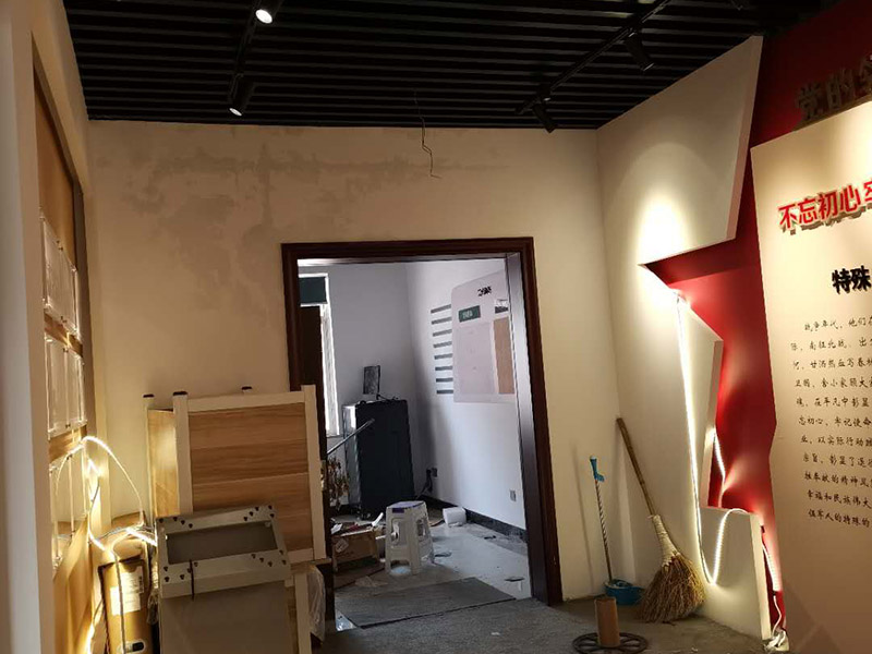 公司企業(yè)墻電路改造:用電需求進(jìn)行定位，完成定位之后，師傅會按照定位和電路走向，進(jìn)行開槽布線，開的槽要橫平豎直，這樣才是規(guī)范的做法。布線都是使用線管進(jìn)行暗埋，有PVC和冷彎管兩種，冷彎管彎曲效果很好，不會斷裂，是布線不錯(cuò)的選擇，它的轉(zhuǎn)角有一定弧度，線可以隨便更換，不需要開墻。如果選擇冷彎管的話，需要借助彎管工具，弧度是線管直徑的十倍，這樣穿線或拆線，才能暢通無阻。 (1)強(qiáng)弱電之間的距離是30-50公分，避免受到干擾，影響正常使用，甚至不安全，強(qiáng)弱電不可以在同一根管內(nèi)。 (2)管子里面的導(dǎo)線總截面面積，要比保護(hù)管截面面積小百分之四十，比如：二十的管內(nèi)最多可以穿四根2.5平方的電線。 (3)如果線管需要連接，肯定要使用接頭，接頭和管子要用膠粘牢固。線管在地面的話，需要進(jìn)行保護(hù)，預(yù)防被踩裂，影響后期檢修。