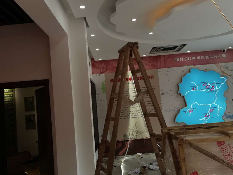 公司企業(yè)墻電路改造:用電需求進(jìn)行定位，完成定位之后，師傅會按照定位和電路走向，進(jìn)行開槽布線，開的槽要橫平豎直，這樣才是規(guī)范的做法。布線都是使用線管進(jìn)行暗埋，有PVC和冷彎管兩種，冷彎管彎曲效果很好，不會斷裂，是布線不錯(cuò)的選擇，它的轉(zhuǎn)角有一定弧度，線可以隨便更換，不需要開墻。如果選擇冷彎管的話，需要借助彎管工具，弧度是線管直徑的十倍，這樣穿線或拆線，才能暢通無阻。 (1)強(qiáng)弱電之間的距離是30-50公分，避免受到干擾，影響正常使用，甚至不安全，強(qiáng)弱電不可以在同一根管內(nèi)。 (2)管子里面的導(dǎo)線總截面面積，要比保護(hù)管截面面積小百分之四十，比如：二十的管內(nèi)最多可以穿四根2.5平方的電線。 (3)如果線管需要連接，肯定要使用接頭，接頭和管子要用膠粘牢固。線管在地面的話，需要進(jìn)行保護(hù)，預(yù)防被踩裂，影響后期檢修。