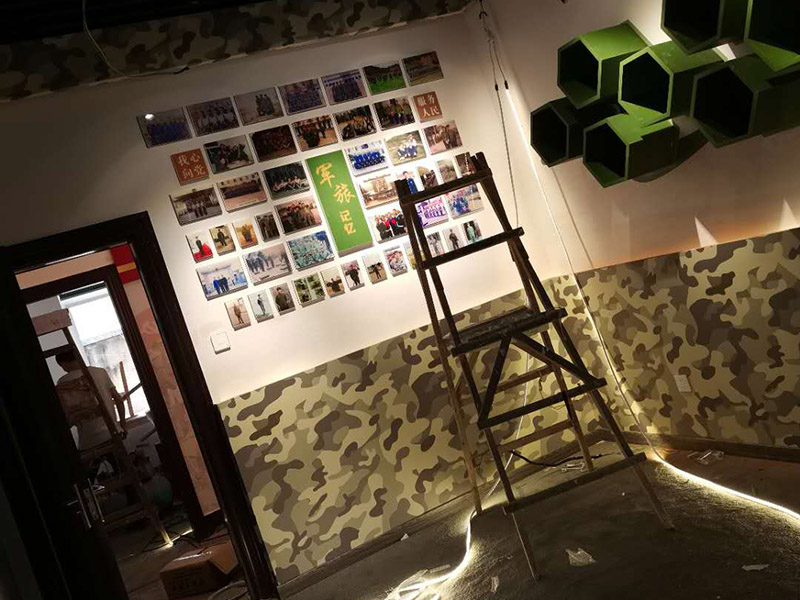 公司企業(yè)墻電路改造:用電需求進(jìn)行定位，完成定位之后，師傅會按照定位和電路走向，進(jìn)行開槽布線，開的槽要橫平豎直，這樣才是規(guī)范的做法。布線都是使用線管進(jìn)行暗埋，有PVC和冷彎管兩種，冷彎管彎曲效果很好，不會斷裂，是布線不錯(cuò)的選擇，它的轉(zhuǎn)角有一定弧度，線可以隨便更換，不需要開墻。如果選擇冷彎管的話，需要借助彎管工具，弧度是線管直徑的十倍，這樣穿線或拆線，才能暢通無阻。 (1)強(qiáng)弱電之間的距離是30-50公分，避免受到干擾，影響正常使用，甚至不安全，強(qiáng)弱電不可以在同一根管內(nèi)。 (2)管子里面的導(dǎo)線總截面面積，要比保護(hù)管截面面積小百分之四十，比如：二十的管內(nèi)最多可以穿四根2.5平方的電線。 (3)如果線管需要連接，肯定要使用接頭，接頭和管子要用膠粘牢固。線管在地面的話，需要進(jìn)行保護(hù)，預(yù)防被踩裂，影響后期檢修。