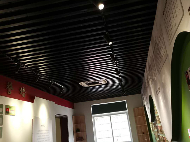 公司企業(yè)墻電路改造:用電需求進(jìn)行定位，完成定位之后，師傅會按照定位和電路走向，進(jìn)行開槽布線，開的槽要橫平豎直，這樣才是規(guī)范的做法。布線都是使用線管進(jìn)行暗埋，有PVC和冷彎管兩種，冷彎管彎曲效果很好，不會斷裂，是布線不錯(cuò)的選擇，它的轉(zhuǎn)角有一定弧度，線可以隨便更換，不需要開墻。如果選擇冷彎管的話，需要借助彎管工具，弧度是線管直徑的十倍，這樣穿線或拆線，才能暢通無阻。 (1)強(qiáng)弱電之間的距離是30-50公分，避免受到干擾，影響正常使用，甚至不安全，強(qiáng)弱電不可以在同一根管內(nèi)。 (2)管子里面的導(dǎo)線總截面面積，要比保護(hù)管截面面積小百分之四十，比如：二十的管內(nèi)最多可以穿四根2.5平方的電線。 (3)如果線管需要連接，肯定要使用接頭，接頭和管子要用膠粘牢固。線管在地面的話，需要進(jìn)行保護(hù)，預(yù)防被踩裂，影響后期檢修。