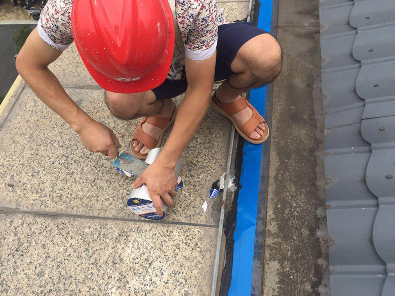 屋頂天溝漏水維修：由于外界環(huán)境因素的影響，特別是溫差變化，天溝、檐溝會(huì)發(fā)生范圍內(nèi)結(jié)構(gòu)變形，如果與屋面結(jié)構(gòu)層的變形不同步，就容易產(chǎn)生裂縫，加上防水構(gòu)造設(shè)計(jì)不合理或施工管理不善，就會(huì)造成堵塞現(xiàn)象，形成溝內(nèi)積水，而天溝中的積水排不出去就會(huì)反向溢水流向室內(nèi)，滲漏問(wèn)題由此而來(lái)。 天溝、檐溝是雨水的必經(jīng)之處，必須要做好附加增強(qiáng)層的處理。一般選用瀝青基防水卷材、高聚物改性瀝青防水卷材或合成高分子防水卷材。采用瀝青基防水卷材時(shí)，要多鋪一層防水卷材；采用高聚物改性瀝青防水卷材或合成高分子防水卷材時(shí)，要設(shè)置防水涂膜附加層。 沿水落口杯周圍預(yù)留0.2cm x0.2cm的凹槽，要用防水密封材料填嵌密實(shí)，經(jīng)閉水不漏為合格。溝底排水坡度要達(dá)到1%的規(guī)定；天溝和檐溝底中的轉(zhuǎn)角處都要抹成圓弧，圓弧半徑為1cm。