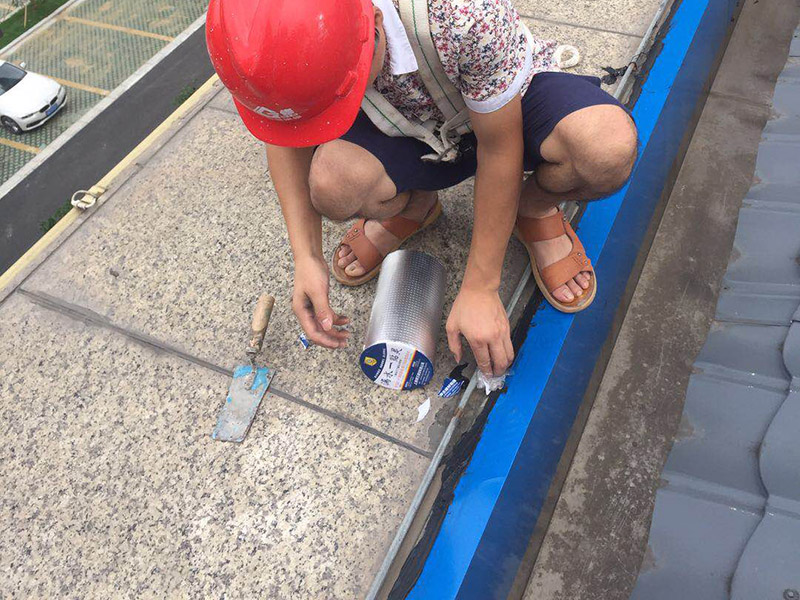 屋頂天溝漏水維修：由于外界環(huán)境因素的影響，特別是溫差變化，天溝、檐溝會(huì)發(fā)生范圍內(nèi)結(jié)構(gòu)變形，如果與屋面結(jié)構(gòu)層的變形不同步，就容易產(chǎn)生裂縫，加上防水構(gòu)造設(shè)計(jì)不合理或施工管理不善，就會(huì)造成堵塞現(xiàn)象，形成溝內(nèi)積水，而天溝中的積水排不出去就會(huì)反向溢水流向室內(nèi)，滲漏問(wèn)題由此而來(lái)。 天溝、檐溝是雨水的必經(jīng)之處，必須要做好附加增強(qiáng)層的處理。一般選用瀝青基防水卷材、高聚物改性瀝青防水卷材或合成高分子防水卷材。采用瀝青基防水卷材時(shí)，要多鋪一層防水卷材；采用高聚物改性瀝青防水卷材或合成高分子防水卷材時(shí)，要設(shè)置防水涂膜附加層。 沿水落口杯周圍預(yù)留0.2cm x0.2cm的凹槽，要用防水密封材料填嵌密實(shí)，經(jīng)閉水不漏為合格。溝底排水坡度要達(dá)到1%的規(guī)定；天溝和檐溝底中的轉(zhuǎn)角處都要抹成圓弧，圓弧半徑為1cm。