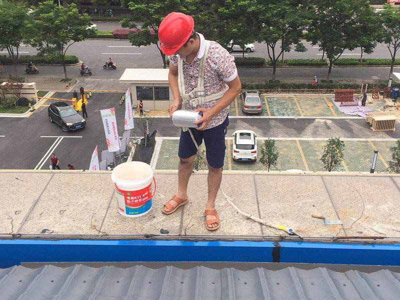 屋頂天溝漏水維修：由于外界環(huán)境因素的影響，特別是溫差變化，天溝、檐溝會(huì)發(fā)生范圍內(nèi)結(jié)構(gòu)變形，如果與屋面結(jié)構(gòu)層的變形不同步，就容易產(chǎn)生裂縫，加上防水構(gòu)造設(shè)計(jì)不合理或施工管理不善，就會(huì)造成堵塞現(xiàn)象，形成溝內(nèi)積水，而天溝中的積水排不出去就會(huì)反向溢水流向室內(nèi)，滲漏問(wèn)題由此而來(lái)。 天溝、檐溝是雨水的必經(jīng)之處，必須要做好附加增強(qiáng)層的處理。一般選用瀝青基防水卷材、高聚物改性瀝青防水卷材或合成高分子防水卷材。采用瀝青基防水卷材時(shí)，要多鋪一層防水卷材；采用高聚物改性瀝青防水卷材或合成高分子防水卷材時(shí)，要設(shè)置防水涂膜附加層。 沿水落口杯周圍預(yù)留0.2cm x0.2cm的凹槽，要用防水密封材料填嵌密實(shí)，經(jīng)閉水不漏為合格。溝底排水坡度要達(dá)到1%的規(guī)定；天溝和檐溝底中的轉(zhuǎn)角處都要抹成圓弧，圓弧半徑為1cm。