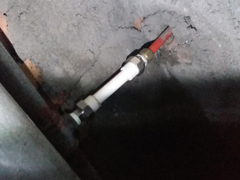 水管漏水維修更換：首先發(fā)現(xiàn)家里出現(xiàn)墻體里水管漏水的情況，第一時(shí)間是找到家里進(jìn)水的閥門(mén)，將閥門(mén)關(guān)閉斷開(kāi)供水源頭，以防繼續(xù)漏水。然后水管漏水怎么辦？下一步自然是要檢查暗水管漏水的漏水點(diǎn)在哪里。 暗水管漏水要找到漏水點(diǎn)并不是一件容易的事。由于是墻體里水管漏水，有時(shí)候墻面基層或者貼有瓷磚的墻面防水性較好，暗水管漏水可能會(huì)隨著管壁洇到其他地方，所以有時(shí)候我們看到的墻面被浸濕的地方，并不一定百分之百就是暗水管漏水的地方。安裝前要對(duì)水管及其各種配件進(jìn)行檢查，看是否有破損、滲漏等問(wèn)題，水管及配件的連接必須正確牢固，接好后進(jìn)行測(cè)試沒(méi)問(wèn)題后再進(jìn)行安裝。 管道安裝應(yīng)到橫平豎直，鋪設(shè)牢固，PVC下水管必須膠粘嚴(yán)密，坡度符合35/1000要求;