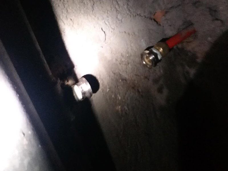 水管漏水維修更換：首先發(fā)現(xiàn)家里出現(xiàn)墻體里水管漏水的情況，第一時(shí)間是找到家里進(jìn)水的閥門(mén)，將閥門(mén)關(guān)閉斷開(kāi)供水源頭，以防繼續(xù)漏水。然后水管漏水怎么辦？下一步自然是要檢查暗水管漏水的漏水點(diǎn)在哪里。 暗水管漏水要找到漏水點(diǎn)并不是一件容易的事。由于是墻體里水管漏水，有時(shí)候墻面基層或者貼有瓷磚的墻面防水性較好，暗水管漏水可能會(huì)隨著管壁洇到其他地方，所以有時(shí)候我們看到的墻面被浸濕的地方，并不一定百分之百就是暗水管漏水的地方。安裝前要對(duì)水管及其各種配件進(jìn)行檢查，看是否有破損、滲漏等問(wèn)題，水管及配件的連接必須正確牢固，接好后進(jìn)行測(cè)試沒(méi)問(wèn)題后再進(jìn)行安裝。 管道安裝應(yīng)到橫平豎直，鋪設(shè)牢固，PVC下水管必須膠粘嚴(yán)密，坡度符合35/1000要求;