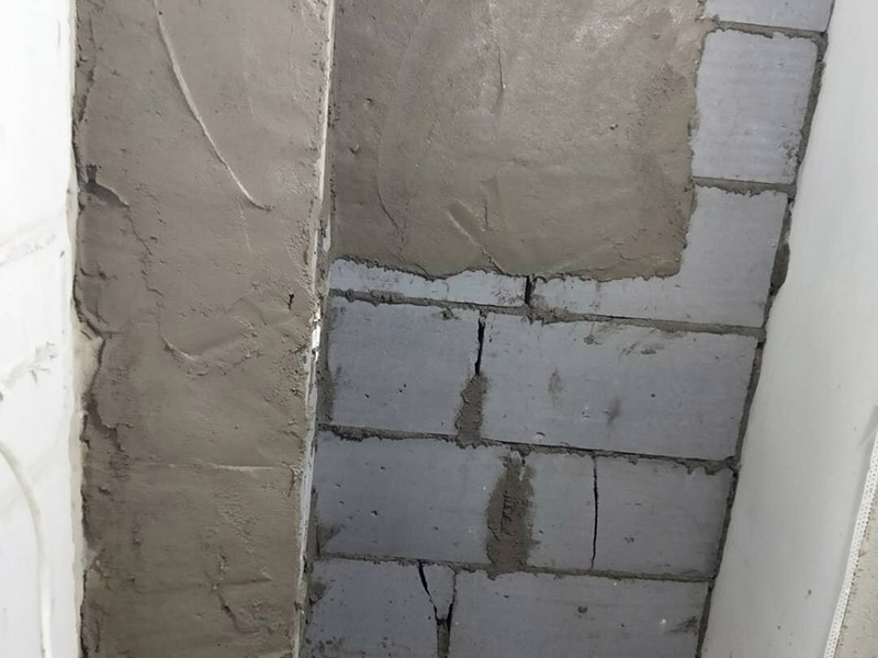 衛(wèi)生間墻體改造：首先進(jìn)行地面清掃，不打掃干凈會翹邊、空鼓的;放水平線然后分塊;地面要濕潤進(jìn)行灑水;采用兩種砂漿，打砂漿的基層，一般要進(jìn)行干鋪;地磚是不是出現(xiàn)了空鼓是很重要的;還要在磚底涂抹上漿;鋪貼的時候要用橡皮錘敲擊，做拉縫、表面清理，對瓷磚進(jìn)行勾縫處理即可。最重要的是保護(hù)好成品，以防造成污染和損傷。