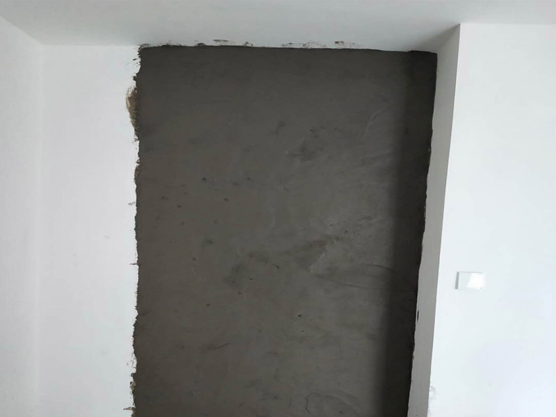 衛(wèi)生間墻體改造：首先進(jìn)行地面清掃，不打掃干凈會翹邊、空鼓的;放水平線然后分塊;地面要濕潤進(jìn)行灑水;采用兩種砂漿，打砂漿的基層，一般要進(jìn)行干鋪;地磚是不是出現(xiàn)了空鼓是很重要的;還要在磚底涂抹上漿;鋪貼的時候要用橡皮錘敲擊，做拉縫、表面清理，對瓷磚進(jìn)行勾縫處理即可。最重要的是保護(hù)好成品，以防造成污染和損傷。