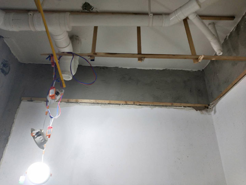 衛(wèi)生間墻體改造：首先進(jìn)行地面清掃，不打掃干凈會翹邊、空鼓的;放水平線然后分塊;地面要濕潤進(jìn)行灑水;采用兩種砂漿，打砂漿的基層，一般要進(jìn)行干鋪;地磚是不是出現(xiàn)了空鼓是很重要的;還要在磚底涂抹上漿;鋪貼的時候要用橡皮錘敲擊，做拉縫、表面清理，對瓷磚進(jìn)行勾縫處理即可。最重要的是保護(hù)好成品，以防造成污染和損傷。