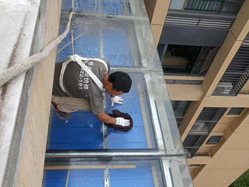 玻璃屋頂保溫防水：一是松散材料，如爐渣、膨脹蛭石、膨脹珍珠巖等，目前已較少使用。二是板狀材料，如膨脹蛭石、膨脹珍珠巖塊，泡沫水泥、加氣砼塊，巖棉板、EPS聚笨板、XPS擠塑板。三是整體現(xiàn)澆（噴）保溫層，如瀝青膨脹蛭石、瀝青膨脹珍珠巖、聚酯硬泡防水保溫一體化系統(tǒng) 等。 目前較多使用的是巖棉板、EPS聚笨板、XPS擠塑板等板狀材料。聚酯硬泡防水保溫等一體化系統(tǒng)發(fā)展迅速。2 保溫層的施工 保溫層施工前基層應(yīng)平整、干燥和干凈，保溫板緊貼（靠）基層、鋪平墊穩(wěn)、分層鋪設(shè)時(shí)上下層接縫錯(cuò)開(kāi)，拼縫嚴(yán)密，板間縫隙應(yīng)采用同類型材料嵌填密實(shí)，粘貼應(yīng)貼嚴(yán)粘牢，找坡正確。屋面聚氨酯防水保溫一體化系統(tǒng) 采用高壓無(wú)氣噴涂機(jī)現(xiàn)場(chǎng)直接發(fā)泡成型工藝，使屋面防水保溫一體化，形成的防水保溫層連續(xù)無(wú)接縫，具有保溫作業(yè)。