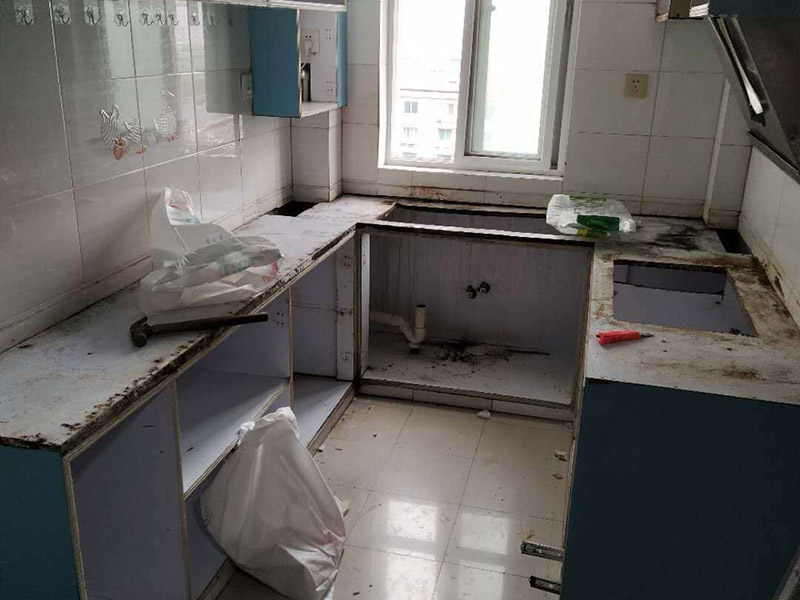 廚房裝修翻新:不同面積所用時間自然是不同的，在這段時間里，顧客還要選好裝修所用主要材料，尤其是瓷磚和櫥柜，因為櫥柜一般都是定制的，需要20-35天才能完成。專業(yè)櫥柜設(shè)計師還要根據(jù)實際情況對廚房進行設(shè)計，如確定水電路的位置，以便開工后及時進行水電改造。水電改造即開槽、布線布管、驗收等，根據(jù)工程復(fù)雜情況的不同，一般需要5~10天的時間，有時甚至更長。泥瓦工程包括廚房等防水、瓷磚鋪貼等項目。根據(jù)瓷磚鋪貼的面積大小，所需的時間也不大相同。 舊廚房它們使用都是那種單路供水，因此在對廚房進行履的時候就要多增加一個熱水管道。如果你家中的衛(wèi)生間空間不大的話，那么可以在把洗衣機擺放在廚房，這個時候就要安裝一個水管，同時還要地面增加一個地面排水管。這邊提醒大家一下，它也是會受結(jié)構(gòu)限制的，比如說像水路方面只能改上水，不能改下水。在施工之前，首先要做到就是規(guī)劃好管道它的長度，同時還要考慮到它貼到墻面磚后的后尺寸,特別是出墻后那個直接水龍頭的管道更加要注意。除此以外，管道的走向一定要注意避開入墻的電線管,這樣才能避免日后水管破裂帶來一些漏水影響。