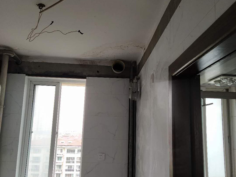 廚房裝修翻新:不同面積所用時間自然是不同的，在這段時間里，顧客還要選好裝修所用主要材料，尤其是瓷磚和櫥柜，因為櫥柜一般都是定制的，需要20-35天才能完成。專業(yè)櫥柜設(shè)計師還要根據(jù)實際情況對廚房進行設(shè)計，如確定水電路的位置，以便開工后及時進行水電改造。水電改造即開槽、布線布管、驗收等，根據(jù)工程復(fù)雜情況的不同，一般需要5~10天的時間，有時甚至更長。泥瓦工程包括廚房等防水、瓷磚鋪貼等項目。根據(jù)瓷磚鋪貼的面積大小，所需的時間也不大相同。 舊廚房它們使用都是那種單路供水，因此在對廚房進行履的時候就要多增加一個熱水管道。如果你家中的衛(wèi)生間空間不大的話，那么可以在把洗衣機擺放在廚房，這個時候就要安裝一個水管，同時還要地面增加一個地面排水管。這邊提醒大家一下，它也是會受結(jié)構(gòu)限制的，比如說像水路方面只能改上水，不能改下水。在施工之前，首先要做到就是規(guī)劃好管道它的長度，同時還要考慮到它貼到墻面磚后的后尺寸,特別是出墻后那個直接水龍頭的管道更加要注意。除此以外，管道的走向一定要注意避開入墻的電線管,這樣才能避免日后水管破裂帶來一些漏水影響。
