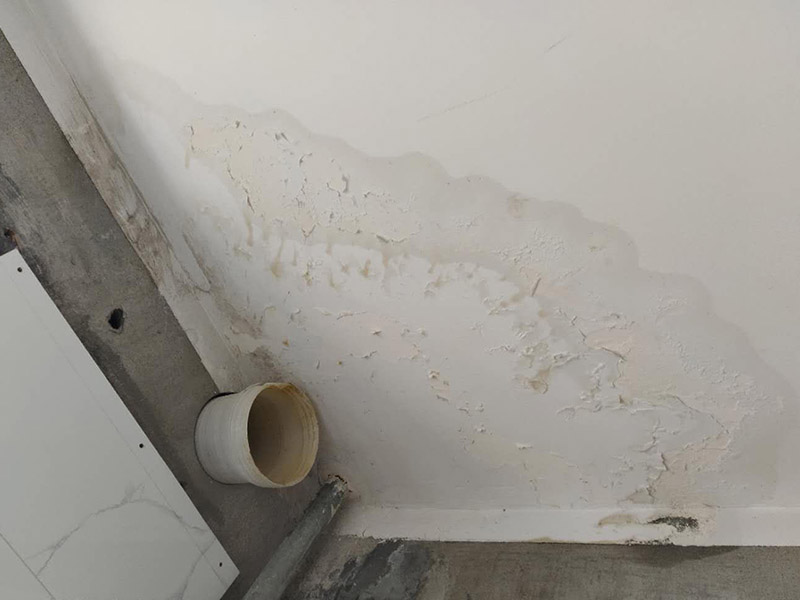廚房裝修翻新:不同面積所用時間自然是不同的，在這段時間里，顧客還要選好裝修所用主要材料，尤其是瓷磚和櫥柜，因為櫥柜一般都是定制的，需要20-35天才能完成。專業(yè)櫥柜設(shè)計師還要根據(jù)實際情況對廚房進行設(shè)計，如確定水電路的位置，以便開工后及時進行水電改造。水電改造即開槽、布線布管、驗收等，根據(jù)工程復(fù)雜情況的不同，一般需要5~10天的時間，有時甚至更長。泥瓦工程包括廚房等防水、瓷磚鋪貼等項目。根據(jù)瓷磚鋪貼的面積大小，所需的時間也不大相同。 舊廚房它們使用都是那種單路供水，因此在對廚房進行履的時候就要多增加一個熱水管道。如果你家中的衛(wèi)生間空間不大的話，那么可以在把洗衣機擺放在廚房，這個時候就要安裝一個水管，同時還要地面增加一個地面排水管。這邊提醒大家一下，它也是會受結(jié)構(gòu)限制的，比如說像水路方面只能改上水，不能改下水。在施工之前，首先要做到就是規(guī)劃好管道它的長度，同時還要考慮到它貼到墻面磚后的后尺寸,特別是出墻后那個直接水龍頭的管道更加要注意。除此以外，管道的走向一定要注意避開入墻的電線管,這樣才能避免日后水管破裂帶來一些漏水影響。