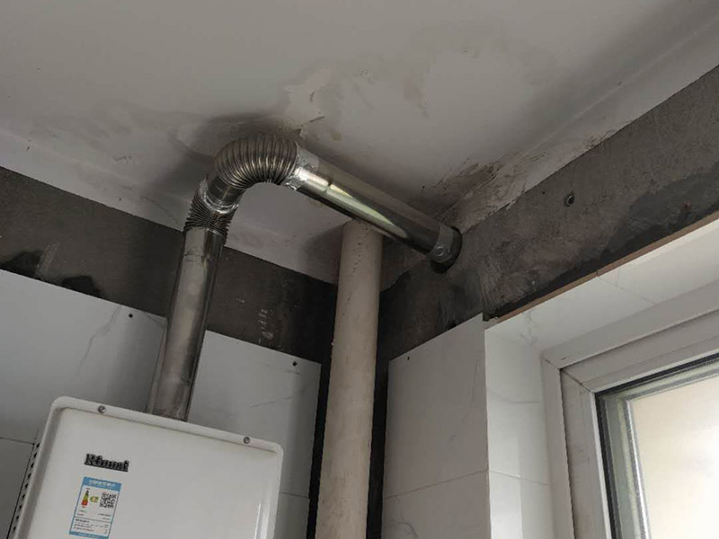 廚房裝修翻新:不同面積所用時間自然是不同的，在這段時間里，顧客還要選好裝修所用主要材料，尤其是瓷磚和櫥柜，因為櫥柜一般都是定制的，需要20-35天才能完成。專業(yè)櫥柜設(shè)計師還要根據(jù)實際情況對廚房進行設(shè)計，如確定水電路的位置，以便開工后及時進行水電改造。水電改造即開槽、布線布管、驗收等，根據(jù)工程復(fù)雜情況的不同，一般需要5~10天的時間，有時甚至更長。泥瓦工程包括廚房等防水、瓷磚鋪貼等項目。根據(jù)瓷磚鋪貼的面積大小，所需的時間也不大相同。 舊廚房它們使用都是那種單路供水，因此在對廚房進行履的時候就要多增加一個熱水管道。如果你家中的衛(wèi)生間空間不大的話，那么可以在把洗衣機擺放在廚房，這個時候就要安裝一個水管，同時還要地面增加一個地面排水管。這邊提醒大家一下，它也是會受結(jié)構(gòu)限制的，比如說像水路方面只能改上水，不能改下水。在施工之前，首先要做到就是規(guī)劃好管道它的長度，同時還要考慮到它貼到墻面磚后的后尺寸,特別是出墻后那個直接水龍頭的管道更加要注意。除此以外，管道的走向一定要注意避開入墻的電線管,這樣才能避免日后水管破裂帶來一些漏水影響。
