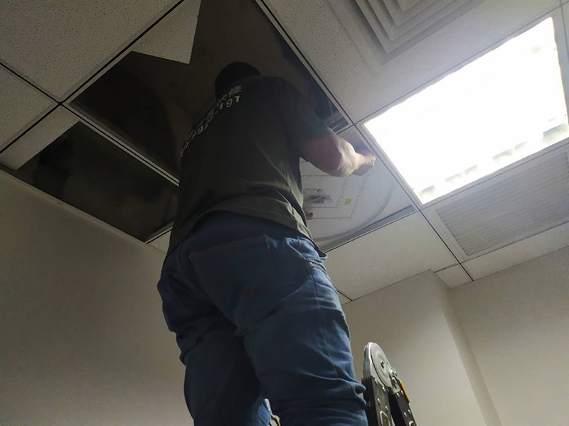 集成頂燈維修安裝:安裝內(nèi)部集成吊頂燈一定要選擇好的位置，有bai良好du通風(fēng)，以及照明環(huán)境，而且對(duì)于墻面本身的狀況要查清楚好，防止安裝過(guò)程中出現(xiàn)墻壁脫皮現(xiàn)象。頂棚是安裝前必須檢查項(xiàng)目，這些都最好就可以建設(shè)安裝時(shí)候，使用的操作平臺(tái)了。 安裝的工序分為彈線，使用專(zhuān)業(yè)的工具，在墻壁上找到平衡點(diǎn)的距離，并且使用專(zhuān)業(yè)工具做出記號(hào)，方便之后的工序操作，接著就是安裝主要的吊桿了，就是根據(jù)原先設(shè)定好的位置去定位，都安裝好就可以進(jìn)行邊條定位了，以及金屬板的安裝固定，找到準(zhǔn)確方向，并且要順著一邊的位置去安裝，在金屬板的固定中，一定要卡緊龍骨后再推一下，固定穩(wěn)。還有一點(diǎn)不可以忽略的是清潔工作，將表面的污垢手印都清潔干凈，然后檢查一些每一個(gè)固定部位是不是都有做好穩(wěn)定，記錄每一個(gè)零件使用壽命，方便如后維護(hù)檢查。