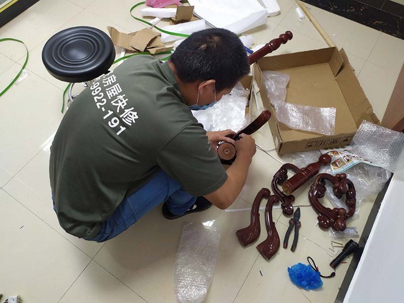 家具安裝維修：安裝時要注意家中的其它位置的保護(hù)，因為家具一般在家裝過程中是最后進(jìn)場(不裝修的話更要保護(hù)家里的物品)，重點保護(hù)的對象是：地板(尤其是實木地板)、門套、門、樓梯、墻紙、壁燈等。 如果是請師傅安裝，要親自跟進(jìn)安裝過程，看是否有安裝過程中的損壞，其實這一點倒不會有太多的問題，因為安裝工都是經(jīng)驗豐富的，如果他弄壞了您的家具，公司也會有一定的處罰。如果是自己安裝，一定要注意做好自身安全防護(hù)，地面也要有柔軟的材料防護(hù)，以免造成劃傷，刮花。