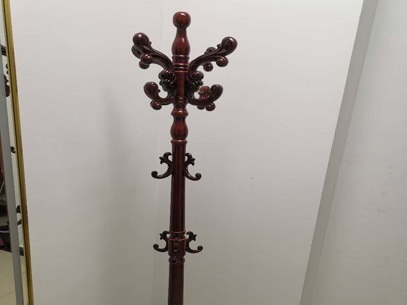 家具安裝維修：安裝時要注意家中的其它位置的保護(hù)，因為家具一般在家裝過程中是最后進(jìn)場(不裝修的話更要保護(hù)家里的物品)，重點保護(hù)的對象是：地板(尤其是實木地板)、門套、門、樓梯、墻紙、壁燈等。 如果是請師傅安裝，要親自跟進(jìn)安裝過程，看是否有安裝過程中的損壞，其實這一點倒不會有太多的問題，因為安裝工都是經(jīng)驗豐富的，如果他弄壞了您的家具，公司也會有一定的處罰。如果是自己安裝，一定要注意做好自身安全防護(hù)，地面也要有柔軟的材料防護(hù)，以免造成劃傷，刮花。