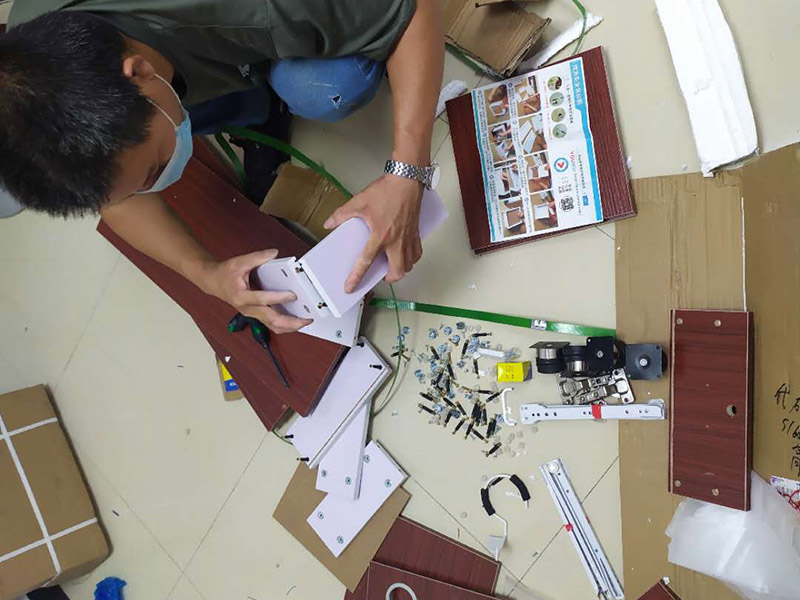 家具安裝維修：安裝時要注意家中的其它位置的保護(hù)，因為家具一般在家裝過程中是最后進(jìn)場(不裝修的話更要保護(hù)家里的物品)，重點保護(hù)的對象是：地板(尤其是實木地板)、門套、門、樓梯、墻紙、壁燈等。 如果是請師傅安裝，要親自跟進(jìn)安裝過程，看是否有安裝過程中的損壞，其實這一點倒不會有太多的問題，因為安裝工都是經(jīng)驗豐富的，如果他弄壞了您的家具，公司也會有一定的處罰。如果是自己安裝，一定要注意做好自身安全防護(hù)，地面也要有柔軟的材料防護(hù)，以免造成劃傷，刮花。