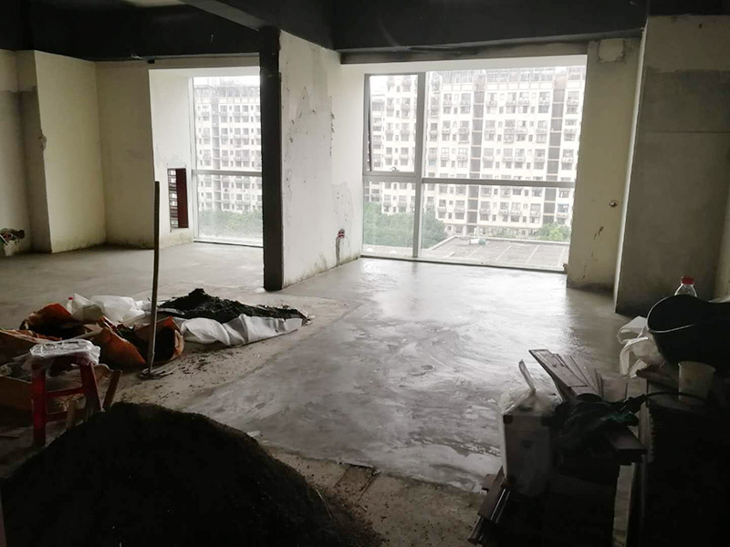 老房子地面找平：基層處理→找標高、彈線→灑水濕潤→抹灰餅和標筋→攪拌砂漿→刷水泥漿結合層→鋪水泥砂漿面層→木抹子搓平→鐵抹子壓第一遍→第二遍壓光→第三遍壓光→養(yǎng)護 將基層上的灰塵掃掉，用鋼絲刷和鏨子刷凈、剔掉灰漿皮和灰渣層，用10%的火堿水溶液刷掉基層上的油污，并用清水及時將堿液沖凈。 根據(jù)墻上的+1000mm水平線，往下量測出面層標高，并彈在墻上。 根據(jù)房間內四周墻上彈的面層標高水平線，確定面層抹灰厚度（不應小于20mm）,然后拉水平線開始抹灰餅（5cm*5cm），橫豎間距為1.5—2.0米，灰餅上平面即為地面面層標高。如果房間比較大，還須抹標筋。鋪抹灰餅和標筋的砂漿材料配合比均與抹地面的砂漿相同。 攪拌砂漿，用攪拌機進行攪拌，顏色必須一致。鋪設水泥砂漿前，涂刷水泥漿一層（隨刷隨鋪面層砂漿）。 在涂刷完水泥砂漿后，鋪水泥砂漿，并在灰餅之間將砂漿鋪均勻。 木抹子刮平后，迅速用鐵抹子壓第一遍，直到出漿為止。面層砂漿初凝后，用鐵抹子壓第二遍，表面壓平壓光。在水泥砂漿終凝前進行第三遍壓光，必須在終凝前完成。 并隨時用2米靠尺檢查其平整度。 完工后24小時（地面壓光），鋪鋸末或其他材料覆蓋灑水養(yǎng)護，保持濕潤，養(yǎng)護時間不少于7天，抗壓強度達5Mpa時才能上人。