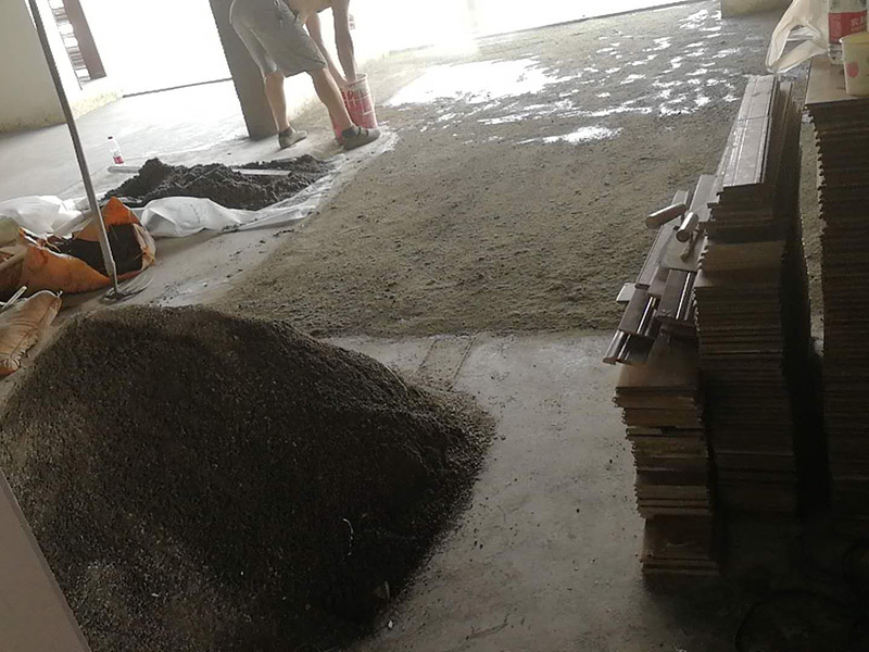 老房子地面找平：基層處理→找標高、彈線→灑水濕潤→抹灰餅和標筋→攪拌砂漿→刷水泥漿結合層→鋪水泥砂漿面層→木抹子搓平→鐵抹子壓第一遍→第二遍壓光→第三遍壓光→養(yǎng)護 將基層上的灰塵掃掉，用鋼絲刷和鏨子刷凈、剔掉灰漿皮和灰渣層，用10%的火堿水溶液刷掉基層上的油污，并用清水及時將堿液沖凈。 根據(jù)墻上的+1000mm水平線，往下量測出面層標高，并彈在墻上。 根據(jù)房間內四周墻上彈的面層標高水平線，確定面層抹灰厚度（不應小于20mm）,然后拉水平線開始抹灰餅（5cm*5cm），橫豎間距為1.5—2.0米，灰餅上平面即為地面面層標高。如果房間比較大，還須抹標筋。鋪抹灰餅和標筋的砂漿材料配合比均與抹地面的砂漿相同。 攪拌砂漿，用攪拌機進行攪拌，顏色必須一致。鋪設水泥砂漿前，涂刷水泥漿一層（隨刷隨鋪面層砂漿）。 在涂刷完水泥砂漿后，鋪水泥砂漿，并在灰餅之間將砂漿鋪均勻。 木抹子刮平后，迅速用鐵抹子壓第一遍，直到出漿為止。面層砂漿初凝后，用鐵抹子壓第二遍，表面壓平壓光。在水泥砂漿終凝前進行第三遍壓光，必須在終凝前完成。 并隨時用2米靠尺檢查其平整度。 完工后24小時（地面壓光），鋪鋸末或其他材料覆蓋灑水養(yǎng)護，保持濕潤，養(yǎng)護時間不少于7天，抗壓強度達5Mpa時才能上人。