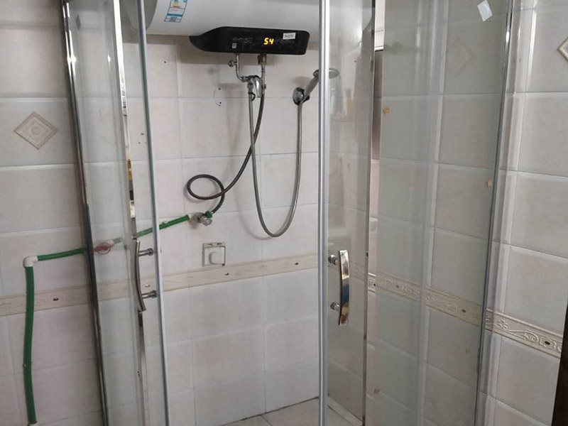 淋浴房定做安裝：1、在安裝前需要進行打孔，因此根據(jù)產(chǎn)品安裝實際尺寸進行測量，看看需要將孔打在什么地方，以及什么高度，通常要求只要方便家人使用就行。等量好尺寸后要進行鉅管套絲、抹鉛油、纏麻線等工序，上好彎頭，把短節(jié)絲頭抹鉛油、纏麻，最后裝在管口上。 2、然后將淋浴器和銅進水口進行對接，但是在對接時一定要用手將螺母擰緊，并將圓盤上的螺絲眼找平，劃出標(biāo)記，然后卸下淋浴器，打直徑40mm、深10mm的孔洞，把鉛皮卷裁入洞內(nèi)頂實，在打龍過程中一定要注意，不能打的太淺或者太松。 3、銅進水口要注意抹鉛油加墊，以防止生銹氧化，要用木螺絲將淋浴器圓盤和墻面固定好，防止以后使用而出現(xiàn)脫落情況。 4、安裝淋浴器上水時要將淋浴器吊直，圓盤緊靠墻面，劃出印記，然后打直徑40mm、深10mm的孔洞，裁入鉛皮卷頂實，螺母地方加墊，用手?jǐn)Q緊，最后圓盤用木螺絲固定在墻上。