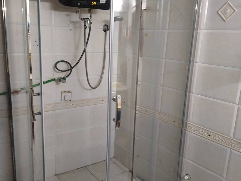 淋浴房定做安裝：1、在安裝前需要進行打孔，因此根據(jù)產(chǎn)品安裝實際尺寸進行測量，看看需要將孔打在什么地方，以及什么高度，通常要求只要方便家人使用就行。等量好尺寸后要進行鉅管套絲、抹鉛油、纏麻線等工序，上好彎頭，把短節(jié)絲頭抹鉛油、纏麻，最后裝在管口上。 2、然后將淋浴器和銅進水口進行對接，但是在對接時一定要用手將螺母擰緊，并將圓盤上的螺絲眼找平，劃出標(biāo)記，然后卸下淋浴器，打直徑40mm、深10mm的孔洞，把鉛皮卷裁入洞內(nèi)頂實，在打龍過程中一定要注意，不能打的太淺或者太松。 3、銅進水口要注意抹鉛油加墊，以防止生銹氧化，要用木螺絲將淋浴器圓盤和墻面固定好，防止以后使用而出現(xiàn)脫落情況。 4、安裝淋浴器上水時要將淋浴器吊直，圓盤緊靠墻面，劃出印記，然后打直徑40mm、深10mm的孔洞，裁入鉛皮卷頂實，螺母地方加墊，用手?jǐn)Q緊，最后圓盤用木螺絲固定在墻上。