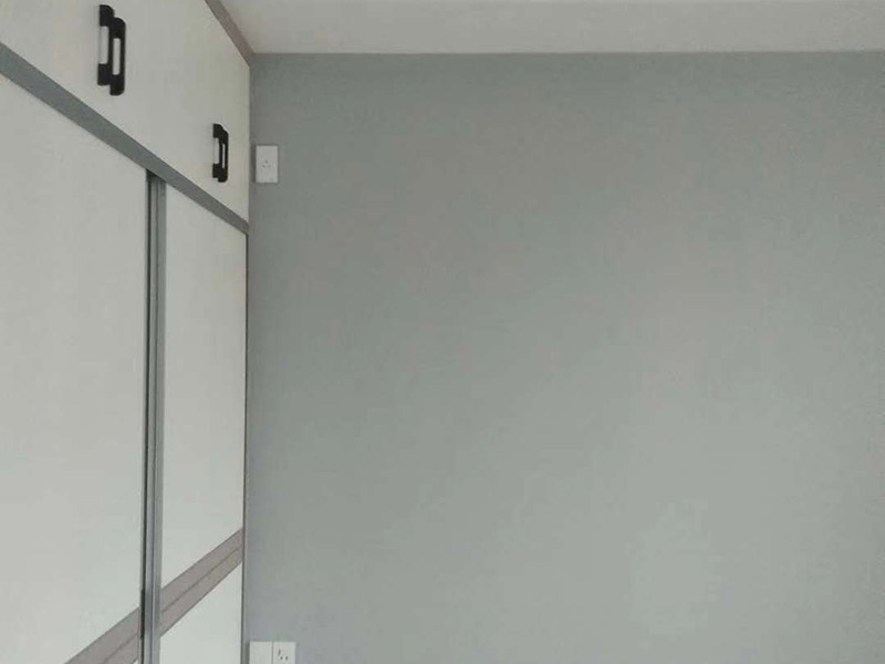 墻面乳膠漆翻新：1、使用吸塵器進(jìn)行除塵工序，利用吸塵器的毛刷充分摩擦被清潔表面，去除灰塵。 2、對(duì)于局部污染或是有油漬的地方，需要使用聚氨酯稀釋劑來清洗。 3、局部有霉藻的部位，需要使用防霉溶液清洗，晾干或噴濕后鏟除。 4、對(duì)于已經(jīng)剝落或是破損的地方，先將破損部位松動(dòng)的部分打磨掉，清理干凈，再使用柔性膩?zhàn)舆M(jìn)行修補(bǔ)。待表面修補(bǔ)平整后，再涂裝底漆。 5、先將破損、松動(dòng)的部分清理干凈，使用柔性膩?zhàn)舆M(jìn)行修補(bǔ)，表面修補(bǔ)平整后涂裝805膠水。 6、在涂刷膠水的基層上滿刮膩?zhàn)痈唷?7、涂刷底漆，要均勻涂刷一遍，要求無露底、流墜現(xiàn)象。 8、 涂刷面漆， 均勻涂刷兩遍，待靠前遍干燥后涂刷第二遍，要求無露底、流墜。