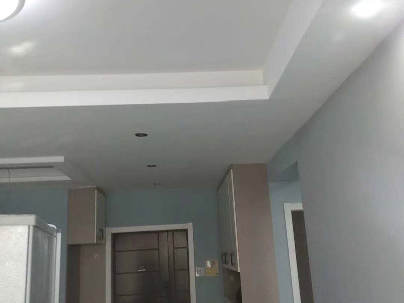 墻面乳膠漆翻新：1、使用吸塵器進(jìn)行除塵工序，利用吸塵器的毛刷充分摩擦被清潔表面，去除灰塵。 2、對(duì)于局部污染或是有油漬的地方，需要使用聚氨酯稀釋劑來清洗。 3、局部有霉藻的部位，需要使用防霉溶液清洗，晾干或噴濕后鏟除。 4、對(duì)于已經(jīng)剝落或是破損的地方，先將破損部位松動(dòng)的部分打磨掉，清理干凈，再使用柔性膩?zhàn)舆M(jìn)行修補(bǔ)。待表面修補(bǔ)平整后，再涂裝底漆。 5、先將破損、松動(dòng)的部分清理干凈，使用柔性膩?zhàn)舆M(jìn)行修補(bǔ)，表面修補(bǔ)平整后涂裝805膠水。 6、在涂刷膠水的基層上滿刮膩?zhàn)痈唷?7、涂刷底漆，要均勻涂刷一遍，要求無露底、流墜現(xiàn)象。 8、 涂刷面漆， 均勻涂刷兩遍，待靠前遍干燥后涂刷第二遍，要求無露底、流墜。