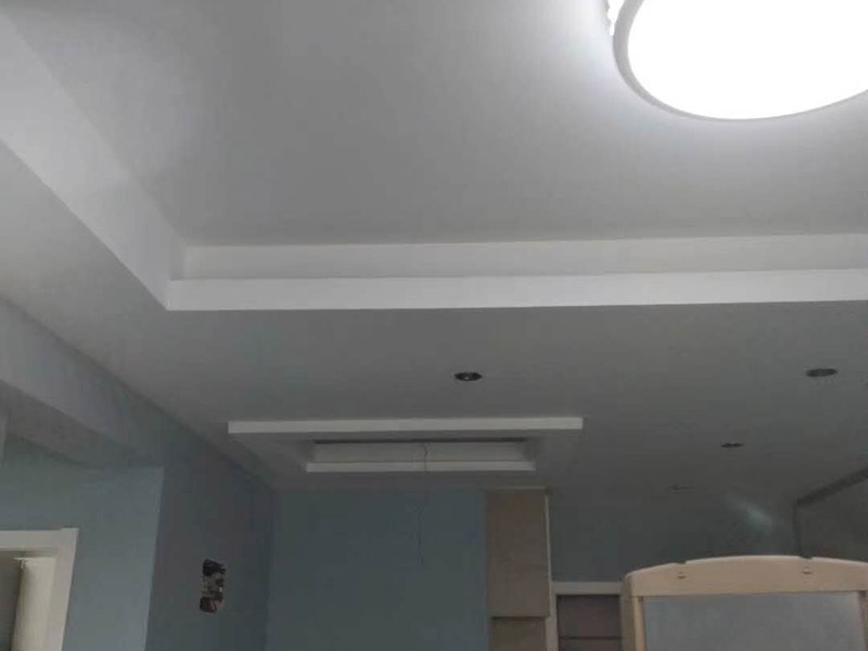 墻面乳膠漆翻新：1、使用吸塵器進(jìn)行除塵工序，利用吸塵器的毛刷充分摩擦被清潔表面，去除灰塵。 2、對(duì)于局部污染或是有油漬的地方，需要使用聚氨酯稀釋劑來清洗。 3、局部有霉藻的部位，需要使用防霉溶液清洗，晾干或噴濕后鏟除。 4、對(duì)于已經(jīng)剝落或是破損的地方，先將破損部位松動(dòng)的部分打磨掉，清理干凈，再使用柔性膩?zhàn)舆M(jìn)行修補(bǔ)。待表面修補(bǔ)平整后，再涂裝底漆。 5、先將破損、松動(dòng)的部分清理干凈，使用柔性膩?zhàn)舆M(jìn)行修補(bǔ)，表面修補(bǔ)平整后涂裝805膠水。 6、在涂刷膠水的基層上滿刮膩?zhàn)痈唷?7、涂刷底漆，要均勻涂刷一遍，要求無露底、流墜現(xiàn)象。 8、 涂刷面漆， 均勻涂刷兩遍，待靠前遍干燥后涂刷第二遍，要求無露底、流墜。