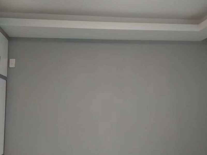 墻面乳膠漆翻新：1、使用吸塵器進(jìn)行除塵工序，利用吸塵器的毛刷充分摩擦被清潔表面，去除灰塵。 2、對(duì)于局部污染或是有油漬的地方，需要使用聚氨酯稀釋劑來清洗。 3、局部有霉藻的部位，需要使用防霉溶液清洗，晾干或噴濕后鏟除。 4、對(duì)于已經(jīng)剝落或是破損的地方，先將破損部位松動(dòng)的部分打磨掉，清理干凈，再使用柔性膩?zhàn)舆M(jìn)行修補(bǔ)。待表面修補(bǔ)平整后，再涂裝底漆。 5、先將破損、松動(dòng)的部分清理干凈，使用柔性膩?zhàn)舆M(jìn)行修補(bǔ)，表面修補(bǔ)平整后涂裝805膠水。 6、在涂刷膠水的基層上滿刮膩?zhàn)痈唷?7、涂刷底漆，要均勻涂刷一遍，要求無露底、流墜現(xiàn)象。 8、 涂刷面漆， 均勻涂刷兩遍，待靠前遍干燥后涂刷第二遍，要求無露底、流墜。