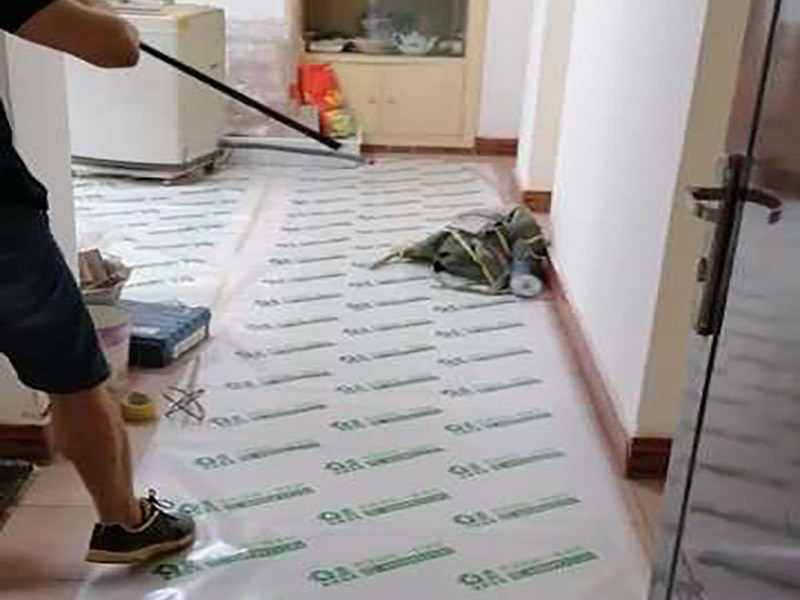 衛(wèi)生間改造裝修：因?yàn)槭嵌窝b修，所以在裝修前，首先需要的就是敲掉之前裝修的地瓷磚，才可以使用自己選購(gòu)好的地瓷磚進(jìn)行鋪貼，在這里需要提醒的是，在敲碎原有的瓷磚時(shí)，一定要多加注意，不要敲到下水道水管了，衛(wèi)生間的下水道通常都是有多個(gè)的，一不小心就很容易被敲打到。還要特點(diǎn)注意的是，一定要避免碎掉的瓷磚進(jìn)入下水道內(nèi)，不然就會(huì)擁堵。 在敲掉了原有的地磚后，需要先用水泥砂漿將地面找平，再做防水處理，不然地板的凹凸不平，會(huì)影響涂料的厚薄不均，就會(huì)產(chǎn)生滲漏的情況。在刷防水涂料時(shí)需要反復(fù)涂刷2至3遍，做到徹底防水。 面可以采用防滑的地磚，高度要低于15~20mm，地漏要低于15mm，這樣做有利于排水。