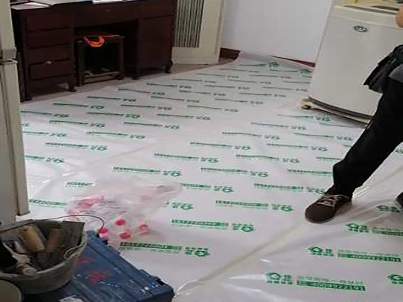 衛(wèi)生間改造裝修：因?yàn)槭嵌窝b修，所以在裝修前，首先需要的就是敲掉之前裝修的地瓷磚，才可以使用自己選購(gòu)好的地瓷磚進(jìn)行鋪貼，在這里需要提醒的是，在敲碎原有的瓷磚時(shí)，一定要多加注意，不要敲到下水道水管了，衛(wèi)生間的下水道通常都是有多個(gè)的，一不小心就很容易被敲打到。還要特點(diǎn)注意的是，一定要避免碎掉的瓷磚進(jìn)入下水道內(nèi)，不然就會(huì)擁堵。 在敲掉了原有的地磚后，需要先用水泥砂漿將地面找平，再做防水處理，不然地板的凹凸不平，會(huì)影響涂料的厚薄不均，就會(huì)產(chǎn)生滲漏的情況。在刷防水涂料時(shí)需要反復(fù)涂刷2至3遍，做到徹底防水。 面可以采用防滑的地磚，高度要低于15~20mm，地漏要低于15mm，這樣做有利于排水。