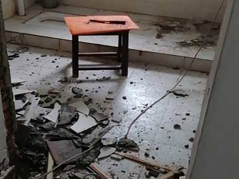 衛(wèi)生間改造裝修：因?yàn)槭嵌窝b修，所以在裝修前，首先需要的就是敲掉之前裝修的地瓷磚，才可以使用自己選購(gòu)好的地瓷磚進(jìn)行鋪貼，在這里需要提醒的是，在敲碎原有的瓷磚時(shí)，一定要多加注意，不要敲到下水道水管了，衛(wèi)生間的下水道通常都是有多個(gè)的，一不小心就很容易被敲打到。還要特點(diǎn)注意的是，一定要避免碎掉的瓷磚進(jìn)入下水道內(nèi)，不然就會(huì)擁堵。 在敲掉了原有的地磚后，需要先用水泥砂漿將地面找平，再做防水處理，不然地板的凹凸不平，會(huì)影響涂料的厚薄不均，就會(huì)產(chǎn)生滲漏的情況。在刷防水涂料時(shí)需要反復(fù)涂刷2至3遍，做到徹底防水。 面可以采用防滑的地磚，高度要低于15~20mm，地漏要低于15mm，這樣做有利于排水。