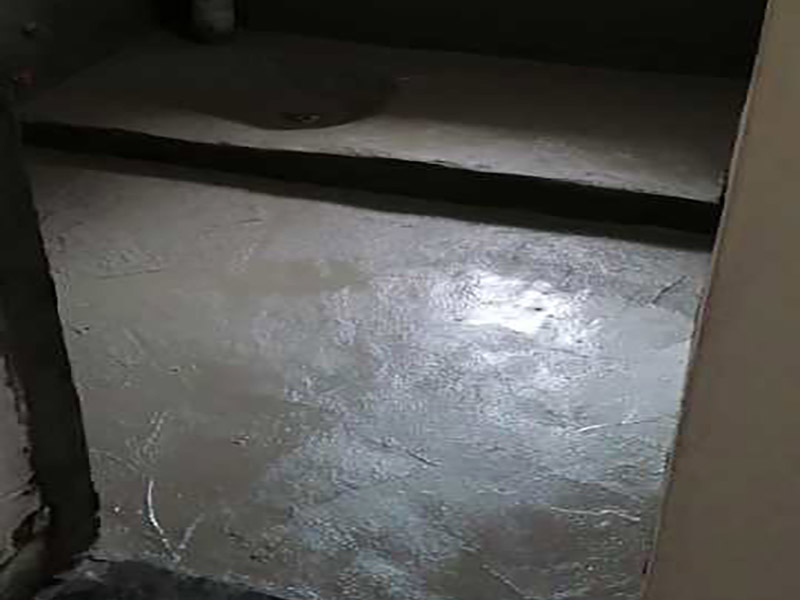 衛(wèi)生間改造裝修：因?yàn)槭嵌窝b修，所以在裝修前，首先需要的就是敲掉之前裝修的地瓷磚，才可以使用自己選購(gòu)好的地瓷磚進(jìn)行鋪貼，在這里需要提醒的是，在敲碎原有的瓷磚時(shí)，一定要多加注意，不要敲到下水道水管了，衛(wèi)生間的下水道通常都是有多個(gè)的，一不小心就很容易被敲打到。還要特點(diǎn)注意的是，一定要避免碎掉的瓷磚進(jìn)入下水道內(nèi)，不然就會(huì)擁堵。 在敲掉了原有的地磚后，需要先用水泥砂漿將地面找平，再做防水處理，不然地板的凹凸不平，會(huì)影響涂料的厚薄不均，就會(huì)產(chǎn)生滲漏的情況。在刷防水涂料時(shí)需要反復(fù)涂刷2至3遍，做到徹底防水。 面可以采用防滑的地磚，高度要低于15~20mm，地漏要低于15mm，這樣做有利于排水。