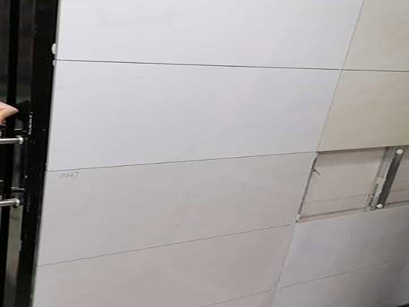 衛(wèi)生間改造裝修：因?yàn)槭嵌窝b修，所以在裝修前，首先需要的就是敲掉之前裝修的地瓷磚，才可以使用自己選購(gòu)好的地瓷磚進(jìn)行鋪貼，在這里需要提醒的是，在敲碎原有的瓷磚時(shí)，一定要多加注意，不要敲到下水道水管了，衛(wèi)生間的下水道通常都是有多個(gè)的，一不小心就很容易被敲打到。還要特點(diǎn)注意的是，一定要避免碎掉的瓷磚進(jìn)入下水道內(nèi)，不然就會(huì)擁堵。 在敲掉了原有的地磚后，需要先用水泥砂漿將地面找平，再做防水處理，不然地板的凹凸不平，會(huì)影響涂料的厚薄不均，就會(huì)產(chǎn)生滲漏的情況。在刷防水涂料時(shí)需要反復(fù)涂刷2至3遍，做到徹底防水。 面可以采用防滑的地磚，高度要低于15~20mm，地漏要低于15mm，這樣做有利于排水。